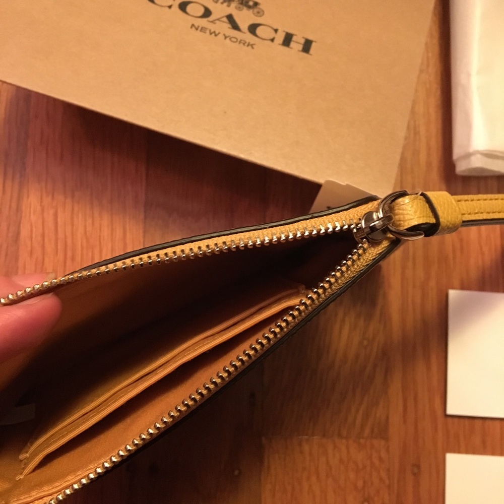 New with tag Coach Wristlet Wallet mini bag NWT 🎁 - Picture 4 of 7